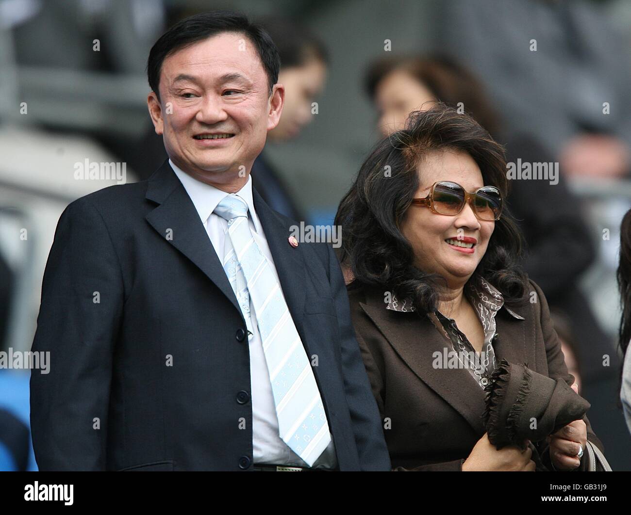 Le propriétaire de Manchester City, Thaksin Shinawatra, et la femme Pojaman dans le supports Banque D'Images