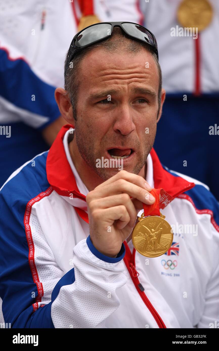 Jamie Staff, vainqueur de la médaille d'or, quitte l'avion transportant l'équipe olympique de Grande-Bretagne à l'aéroport de Heathrow après son retour des Jeux Olympiques à Beijing, en Chine. Banque D'Images