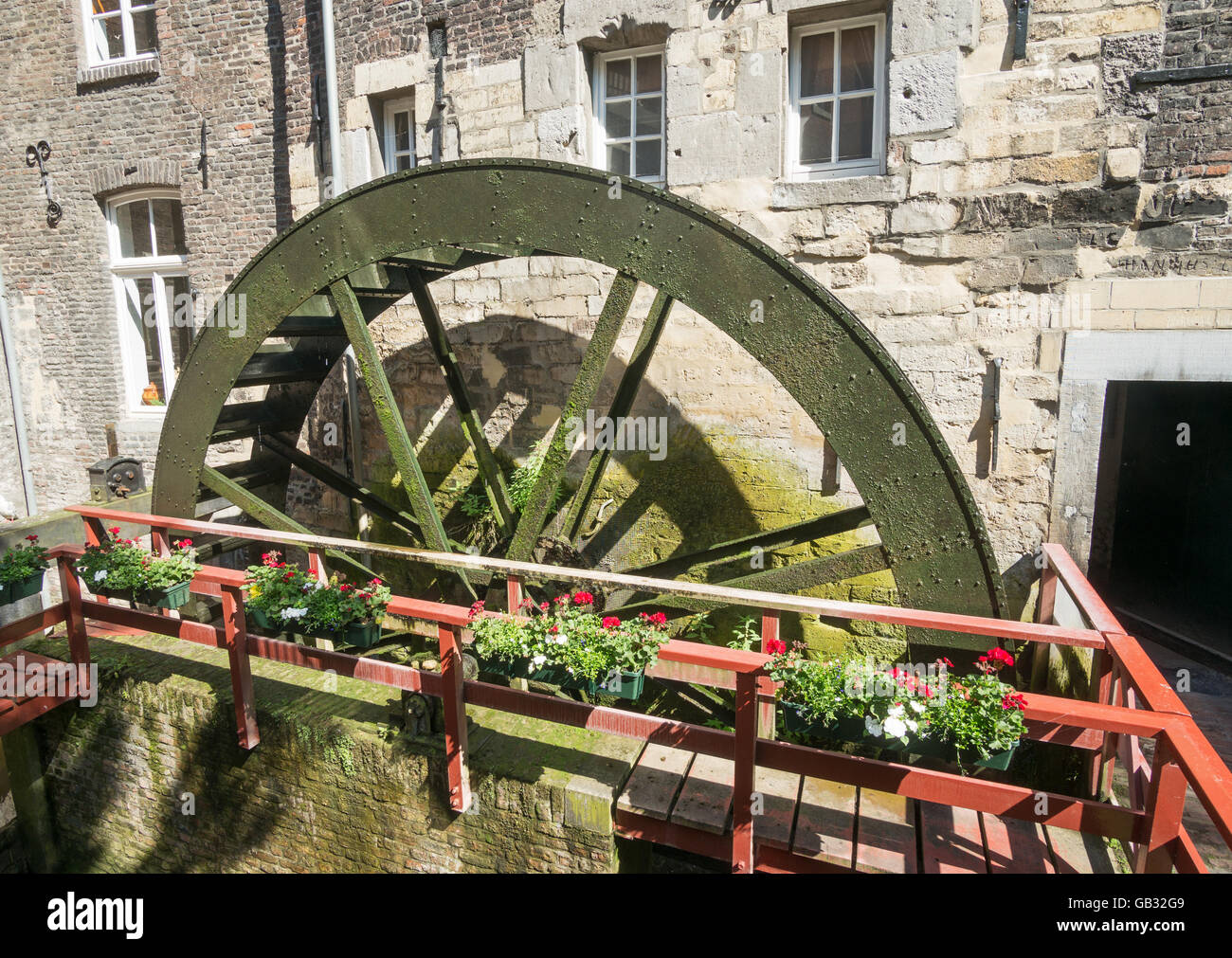 Waterwheel la conduite d'un moulin à farine, le Bisschopsmolen, Maastricht, Pays-Bas, Europe Banque D'Images