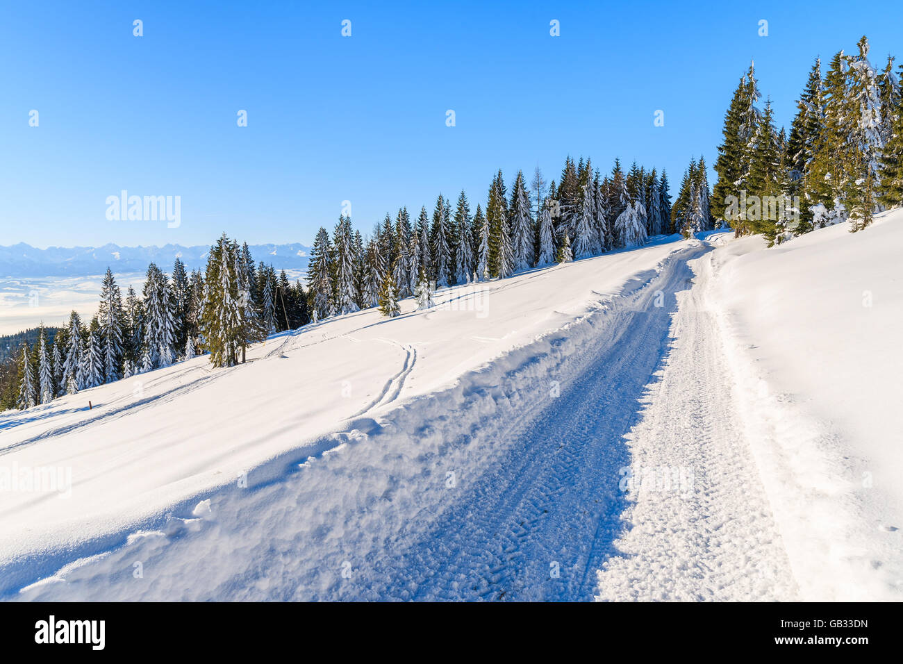 La route d'hiver dans les montagnes Gorce après les chutes de neige fraîche, Pologne Banque D'Images