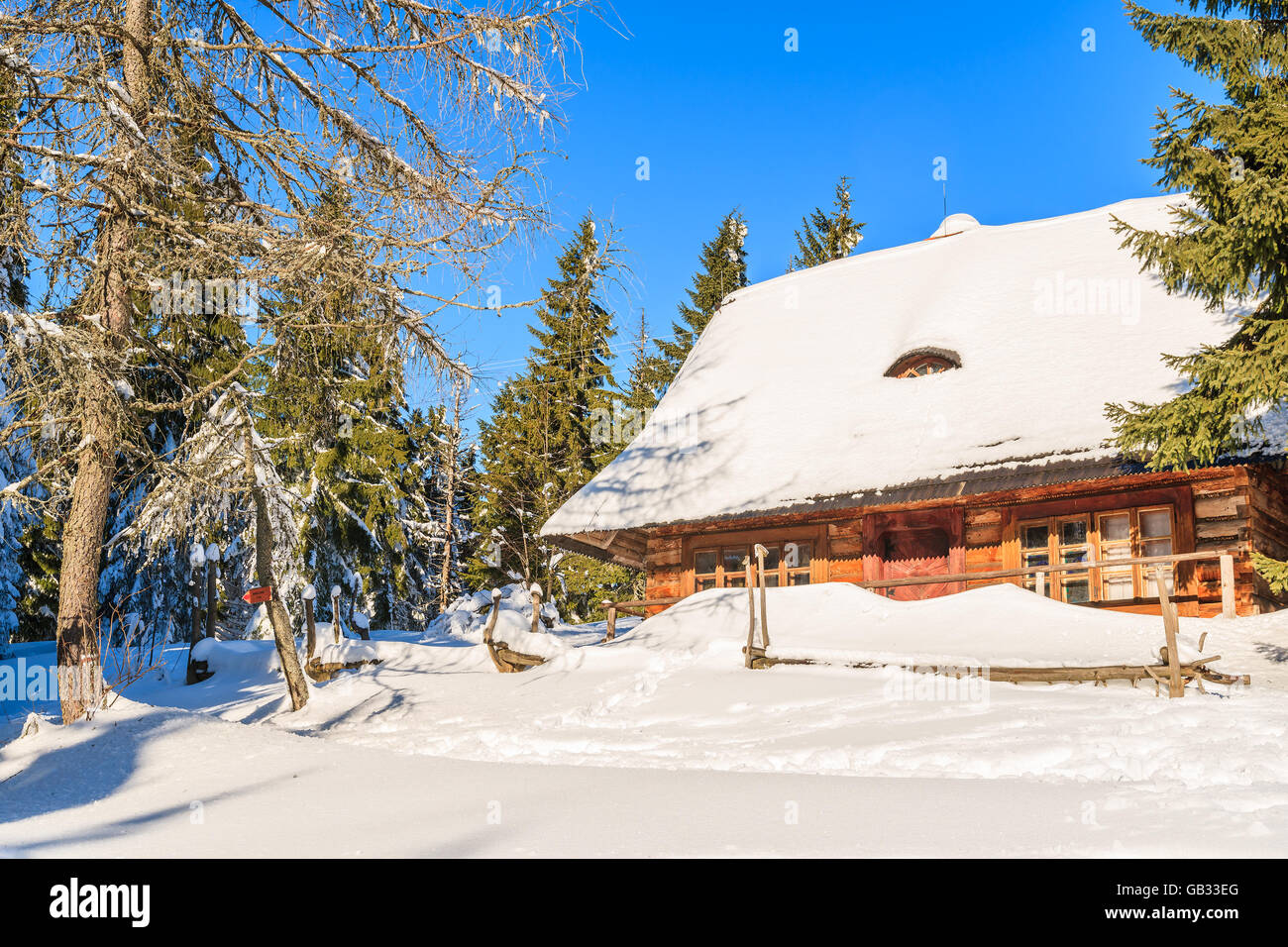 Cabane en bois en forêt en hiver paysage de montagnes Gorce, Pologne Banque D'Images