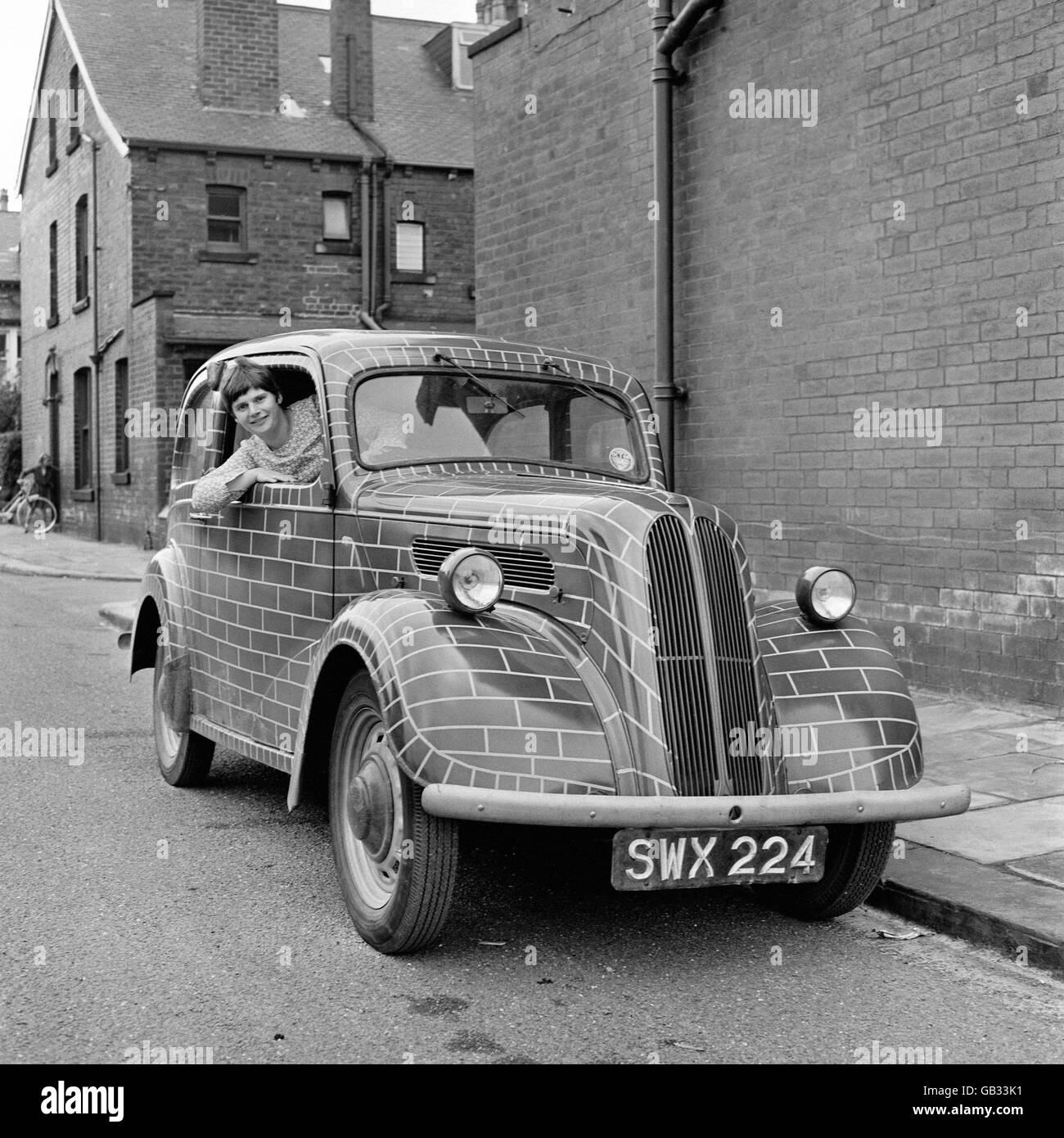 Une Ford populaire reçoit un travail de peinture brickwork pour Mme Rennie Hughes, de Broomfield Road, Headingley, Leeds. Banque D'Images