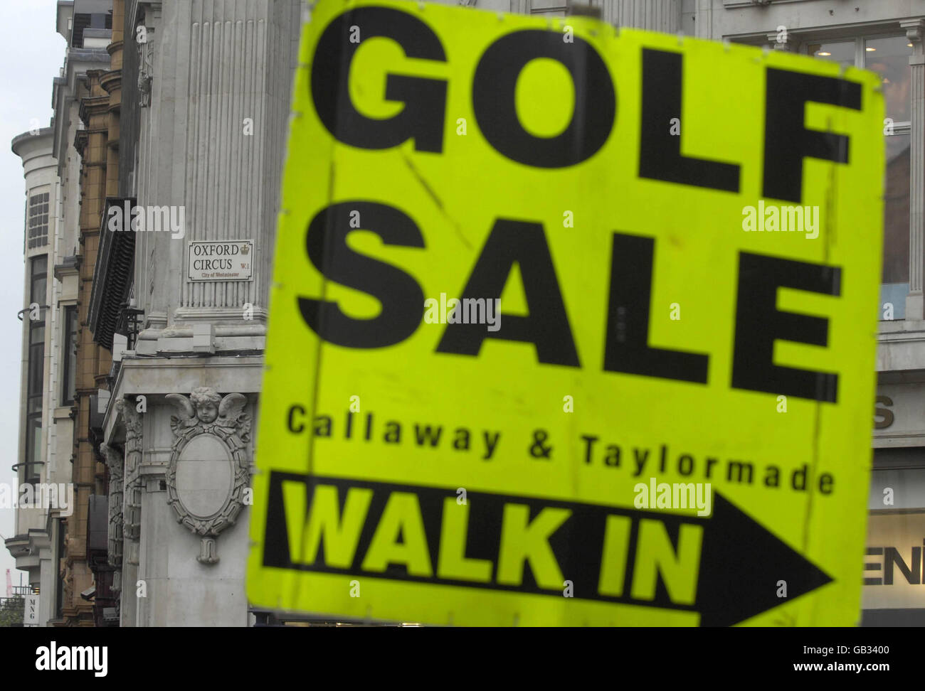 Magasins d'Oxford Street. Une enseigne de vente de golf à Oxford Circus à Londres. Banque D'Images