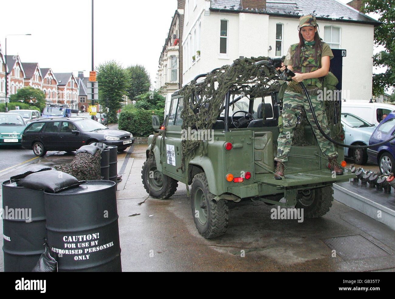Lizzie Jay-Hughes l'un des nombreux « Bercenaries » d'Electronic Arts dans le cadre d'une promotion pour leur nouveau jeu informatique, qui a donné 20,000 ans de carburant gratuit au garage at the Last Stop à Finsbury Park, dans le nord de Londres, pour promouvoir le jeu Mercenaries 2: World in Flames. Banque D'Images