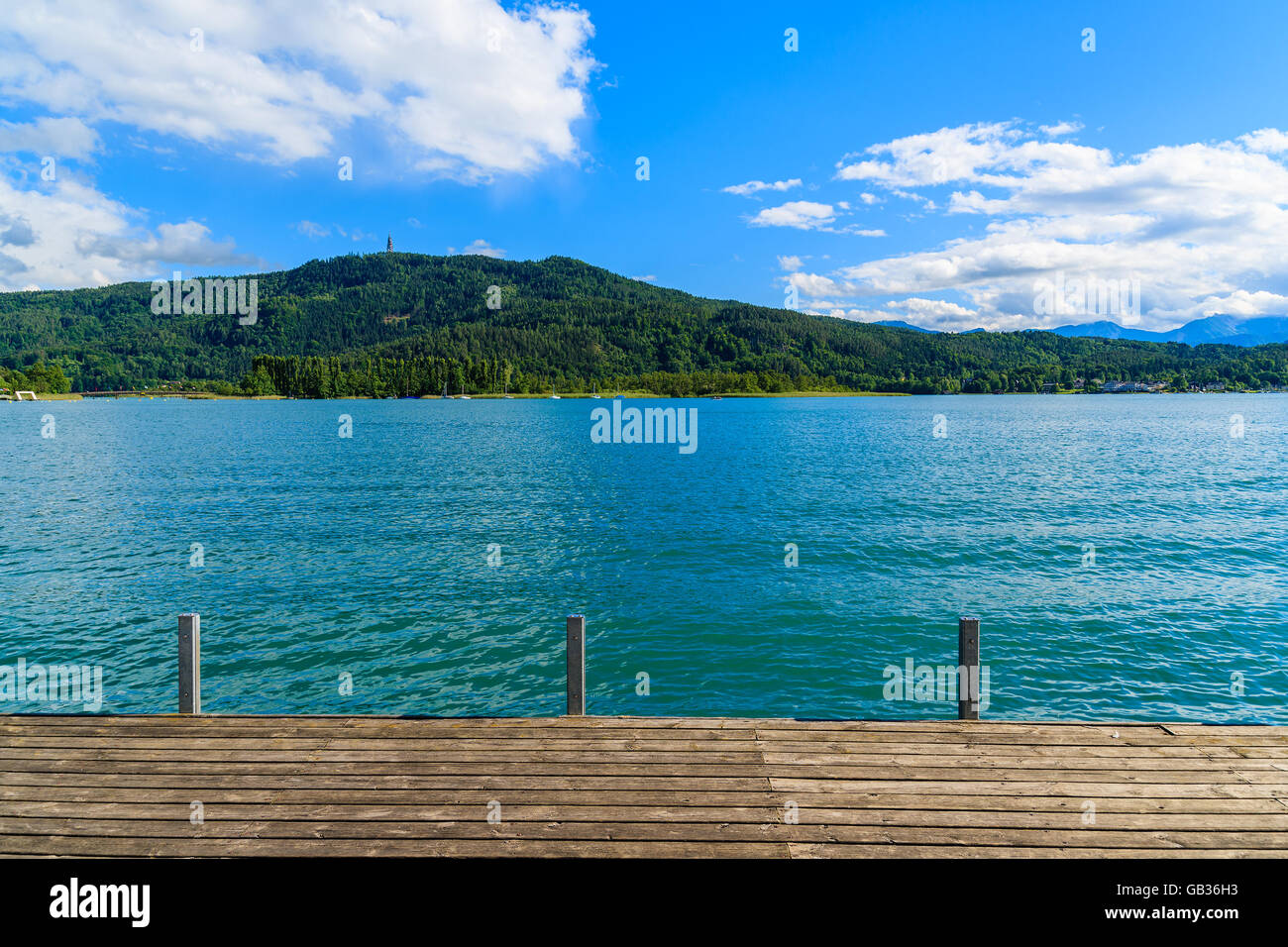 Promenade le long du lac Worthersee en été, Autriche Banque D'Images