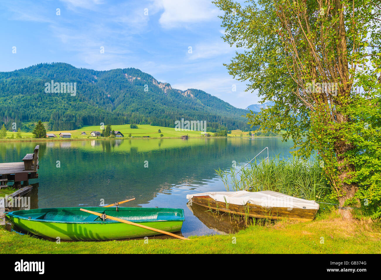 Bateaux de pêche sur la rive du lac Weissensee en Carinthie paysage estival de la terre, de l'Autriche. Banque D'Images