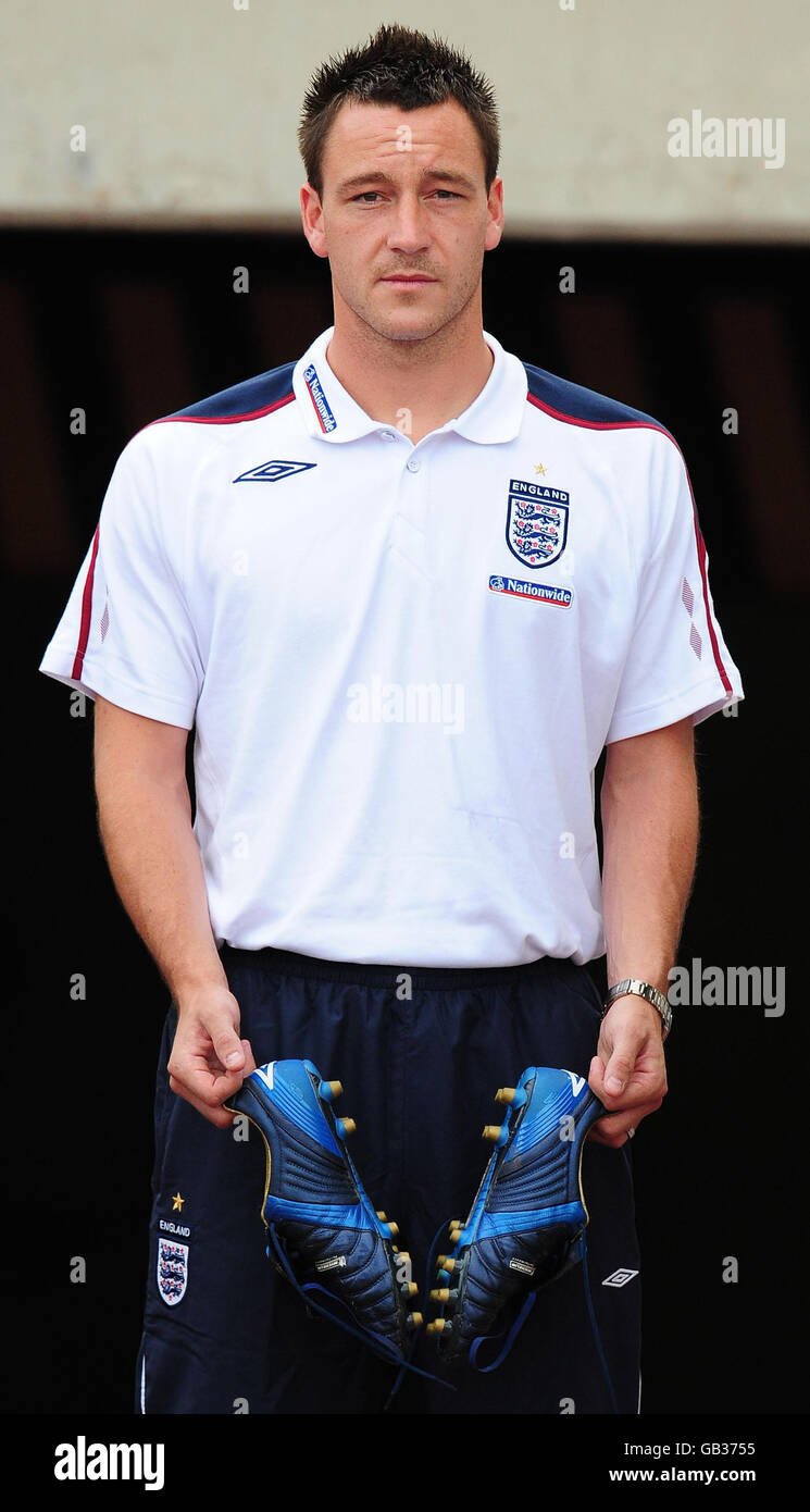 John Terry d'Angleterre pendant la séance d'entraînement au stade olympique de Barcelone. Banque D'Images