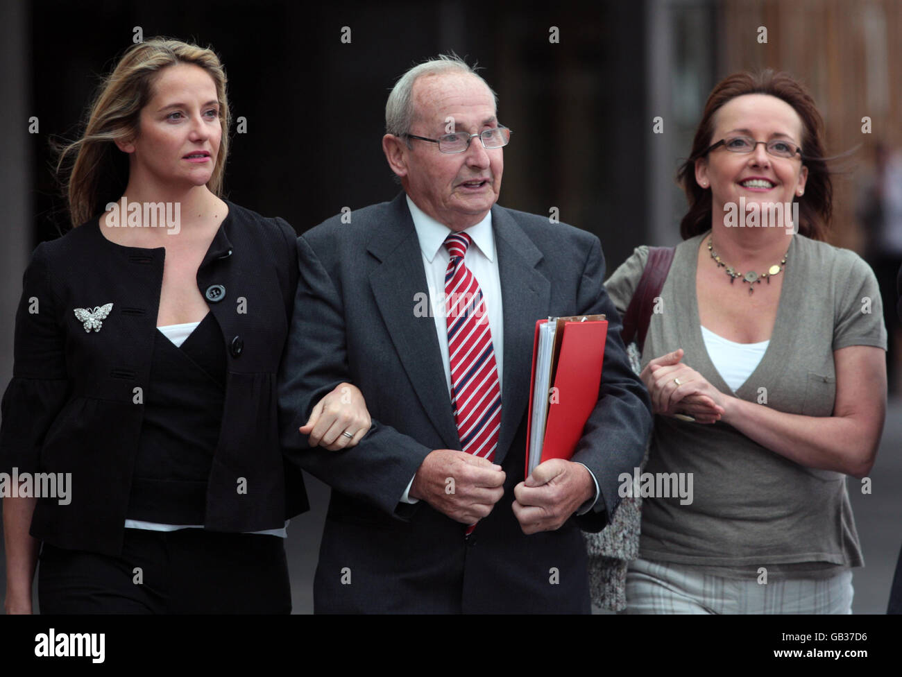 John Muir arrive avec ses deux filles Karin Forrest (à gauche) et Vicky McGarrity au Parlement écossais d'Édimbourg pour parler au Comité de pétition appelant à une peine d'emprisonnement obligatoire pour ceux qui ont pris un couteau. Banque D'Images