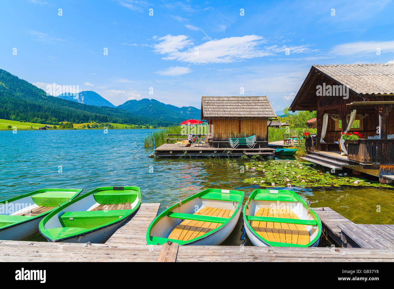 Bateaux de touristes sur les rives du lac Weissensee en été paysage de montagnes des Alpes, Autriche Banque D'Images