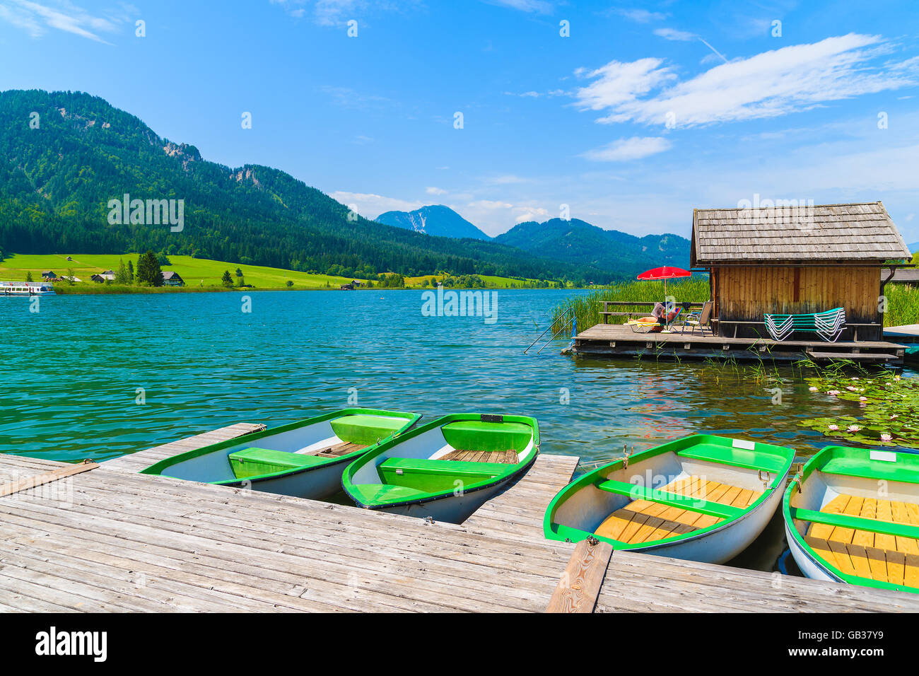 Bateaux de touristes sur les rives du lac Weissensee en été paysage de montagnes des Alpes, Autriche Banque D'Images