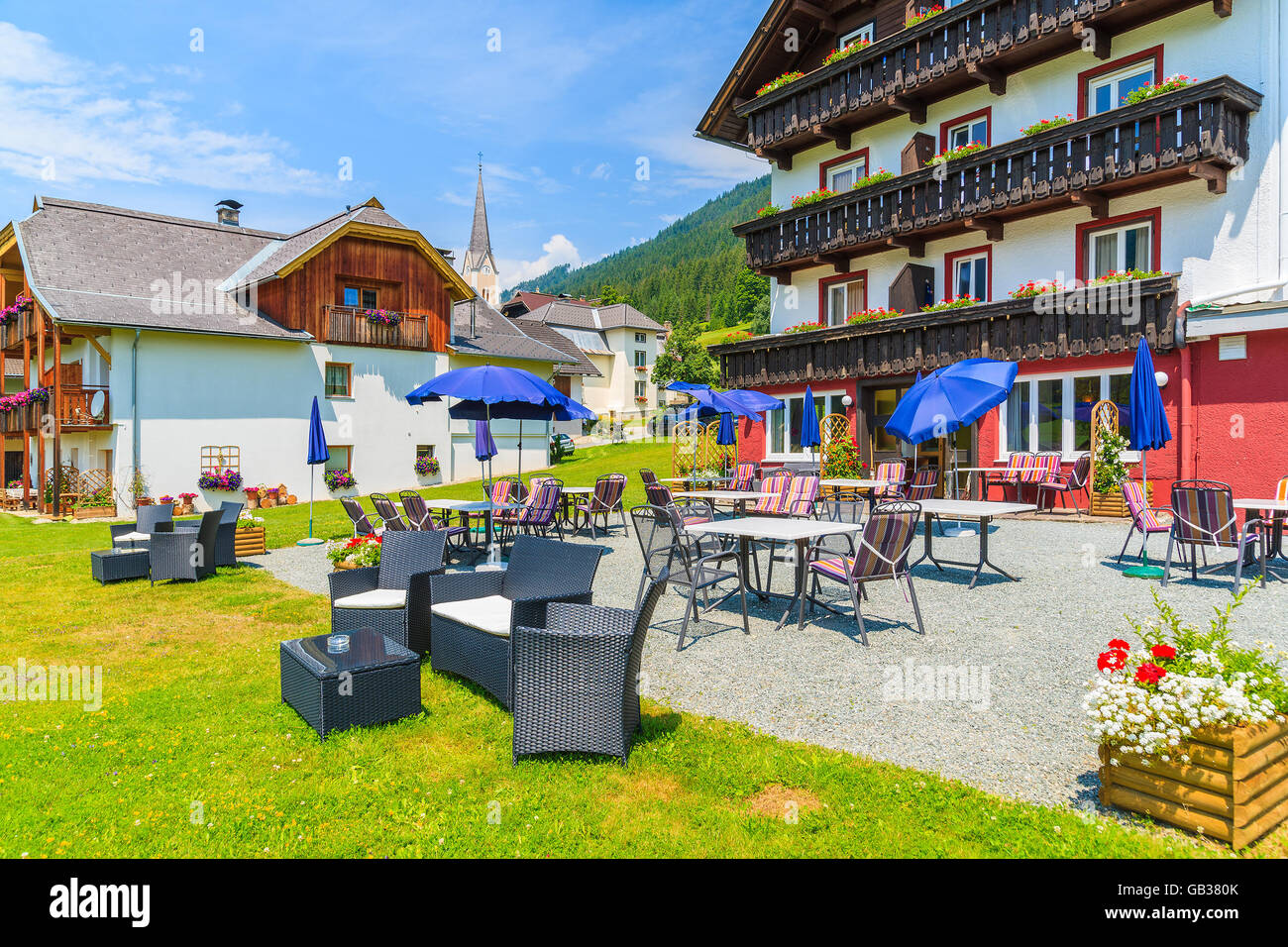 Alpin maisons décorées de fleurs dans petit village sur les rives du lac Weissensee, Autriche Banque D'Images