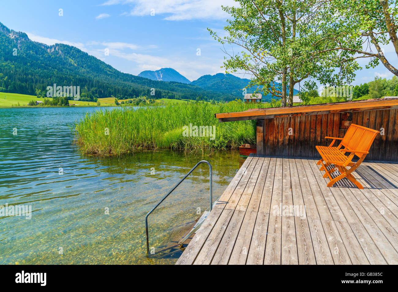 Jetée en bois sur banc à alpine village sur les rives du lac Weissensee en été paysage de montagnes des Alpes, Autriche Banque D'Images