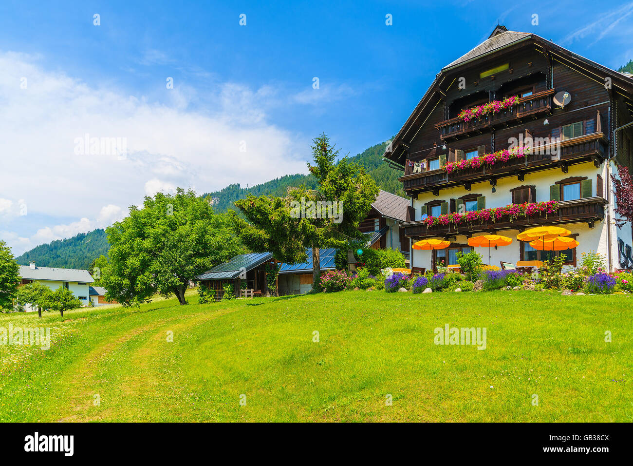 Maison traditionnelle des Alpes sur les rives du lac Weissensee en Carinthie paysage estival de terre, Autriche Banque D'Images