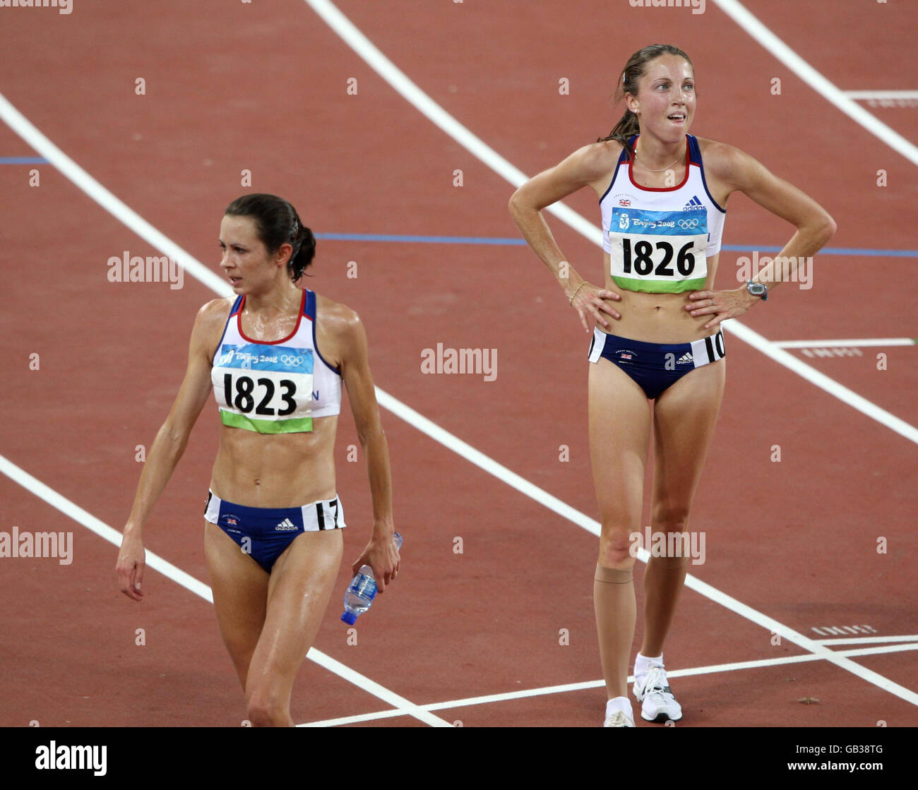 JO Pavey (à gauche) et Kate Reed (à droite), en Grande-Bretagne, après le 10 000 m au cours de la première journée des compétitions d'athlétisme au stade national lors des Jeux Olympiques de Beijing en 2008, en Chine. Banque D'Images