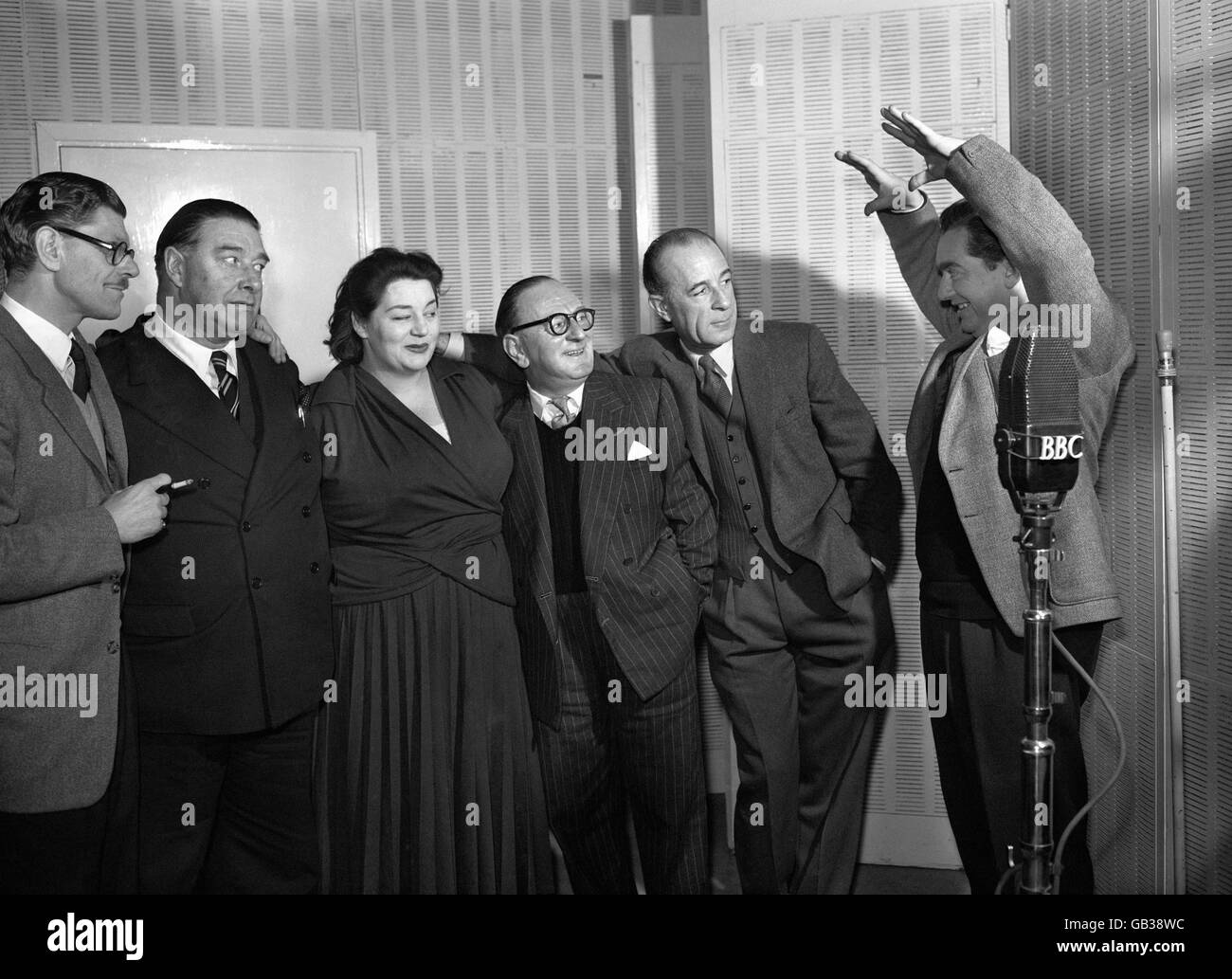 Sous l'influence de Tony Hancock (extrême droite), un « ouvrier du sirop », cinq membres de l'équipe ITMA de feu Tommy Handley, répétant pour une adaptation radio de l'histoire de H. G. Wells « l'homme qui pourrait travailler les miracles »,À diffuser sur le Home Service de la BBC à la Saint-Sylvestre.(l-r) Derek Guyler, Fred Yule, Hattie Jacques, Sidney Keith et Hugh Morton. Banque D'Images