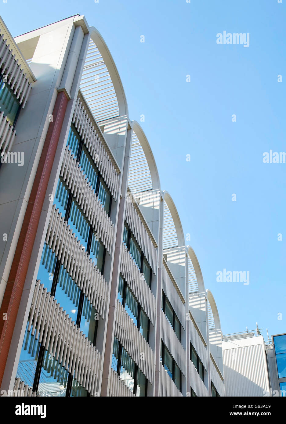 Détails façade revêtement métallique avec brises-soleil. Fitzroy, London, Royaume-Uni. Architecte : Lifschutz Davidson Sandilands, 2015. Banque D'Images