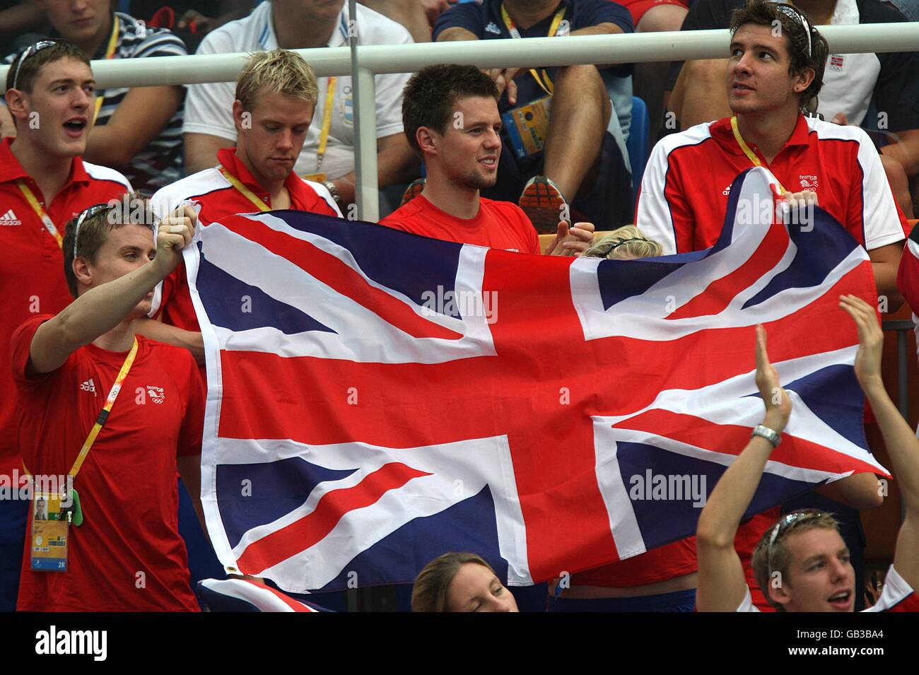 L'équipe de natation de la Grande-Bretagne regarde les compatriotes Elizabeth Simmonds et Gemma Spofforth pendant la finale féminine de course de fond de 200 m au Centre aquatique national des Jeux Olympiques de 2008 à Beijing, en Chine. Banque D'Images