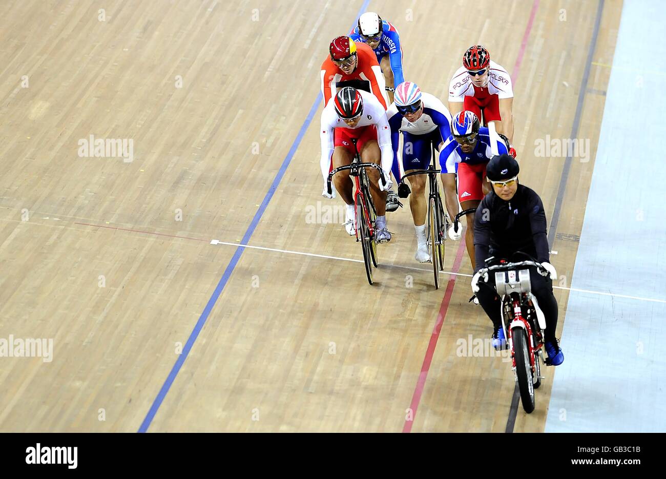 Le derny dirige les cyclistes pendant le Keirin pour hommes de course à vélo Événement au Vélodrome de Laoshan le jour 8 du Jeux olympiques de 2008 à Beijing.2 Banque D'Images