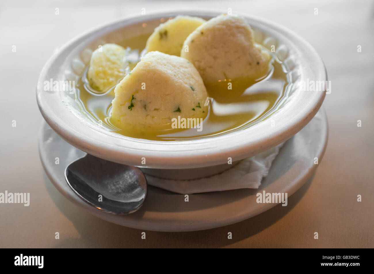 Délicieux soupe Matzoh ball cuisine traditionnelle juive Banque D'Images