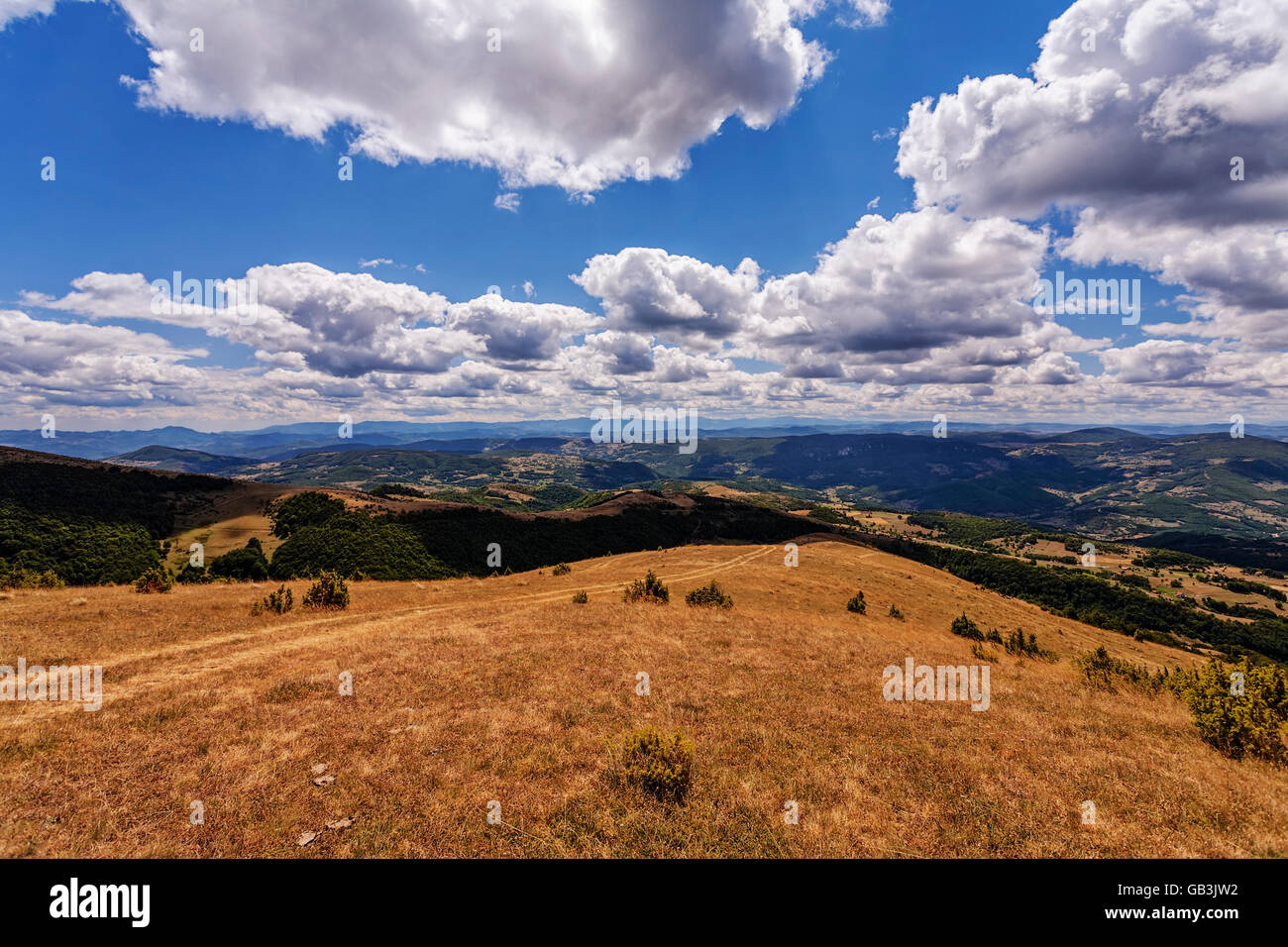 Paysage de montagne avec des nuages sur la montagne Golija, Serbie Banque D'Images