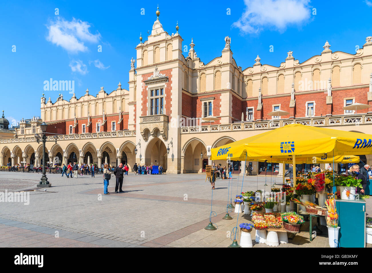 Cracovie, Pologne - 29 Apr 2015 : fleur se dresse sur la place principale du marché de Cracovie. Plus de 10 millions de touristes visitent la ville Banque D'Images