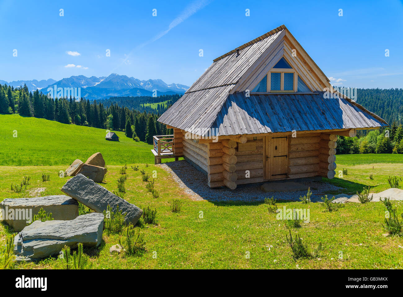 Refuge de montagne typique sur pré vert dans les montagnes Tatras, Pologne Banque D'Images