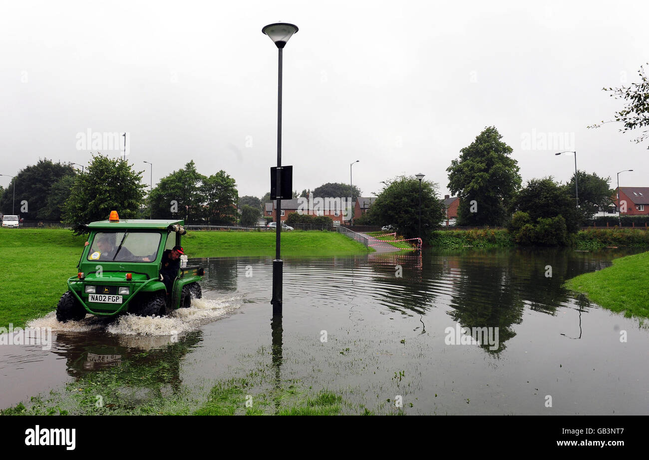 Aujourd'hui, après une grosse averse, les terrains de jeux du parc Riverside de Chester-le-Street ont été inondés. Banque D'Images