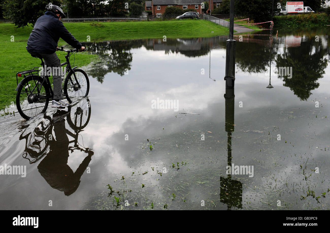 Aujourd'hui, après une grosse averse, les terrains de jeux du parc Riverside de Chester-le-Street ont été inondés. Banque D'Images