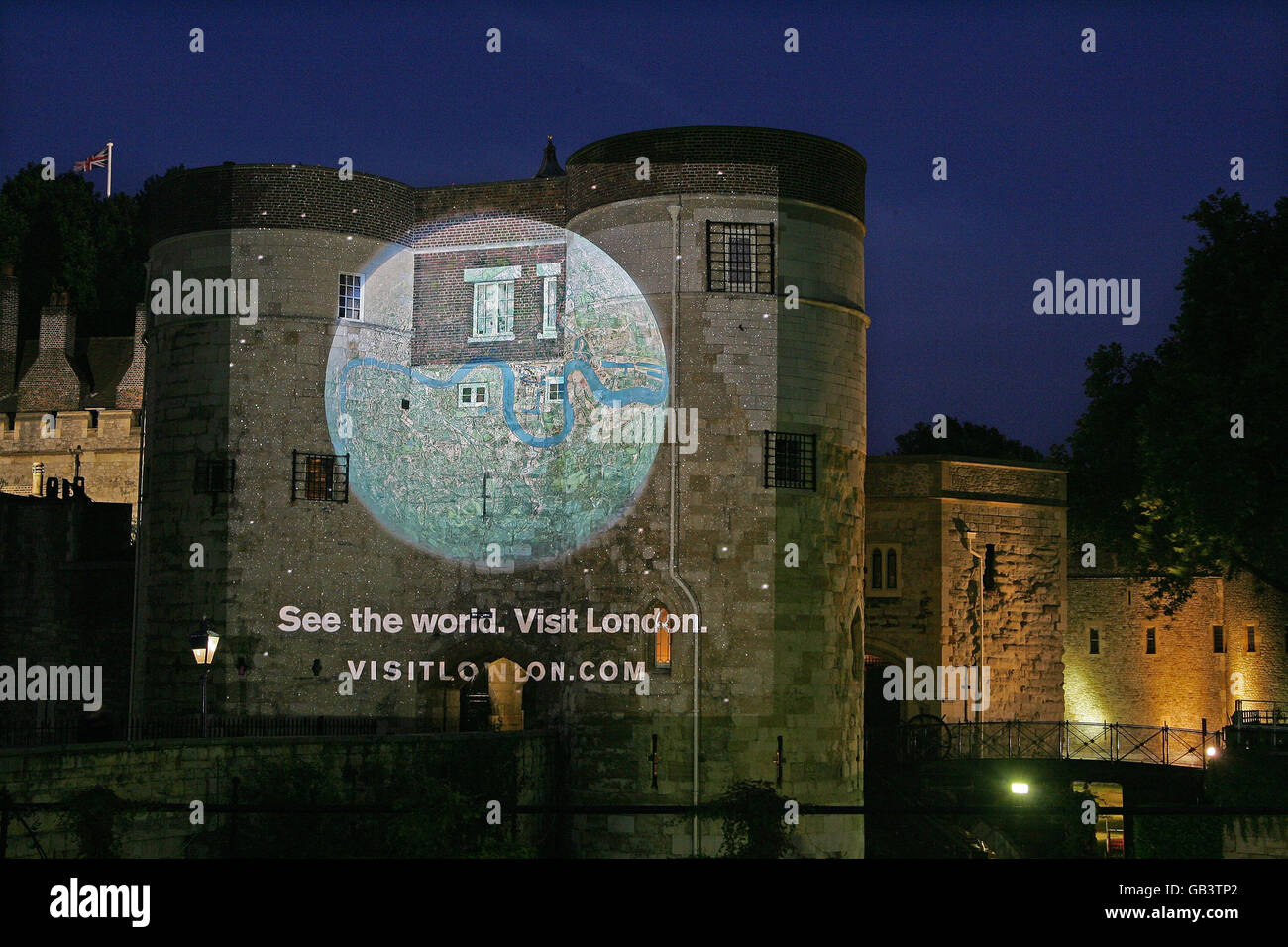 Une image de la nouvelle campagne publicitaire mondiale Visit London, « Voir le monde », est projetée sur la Tour de Londres. Banque D'Images