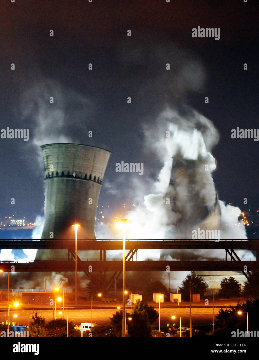 ALTERNATE CROP Tinsley Towers, une paire de tours de refroidissement emblématiques près de la à Sheffield, dans le Yorkshire du Sud, qui ont été découpés dans une explosion contrôlée, avec le pont supérieur de l'autoroute M1 en premier plan. Banque D'Images