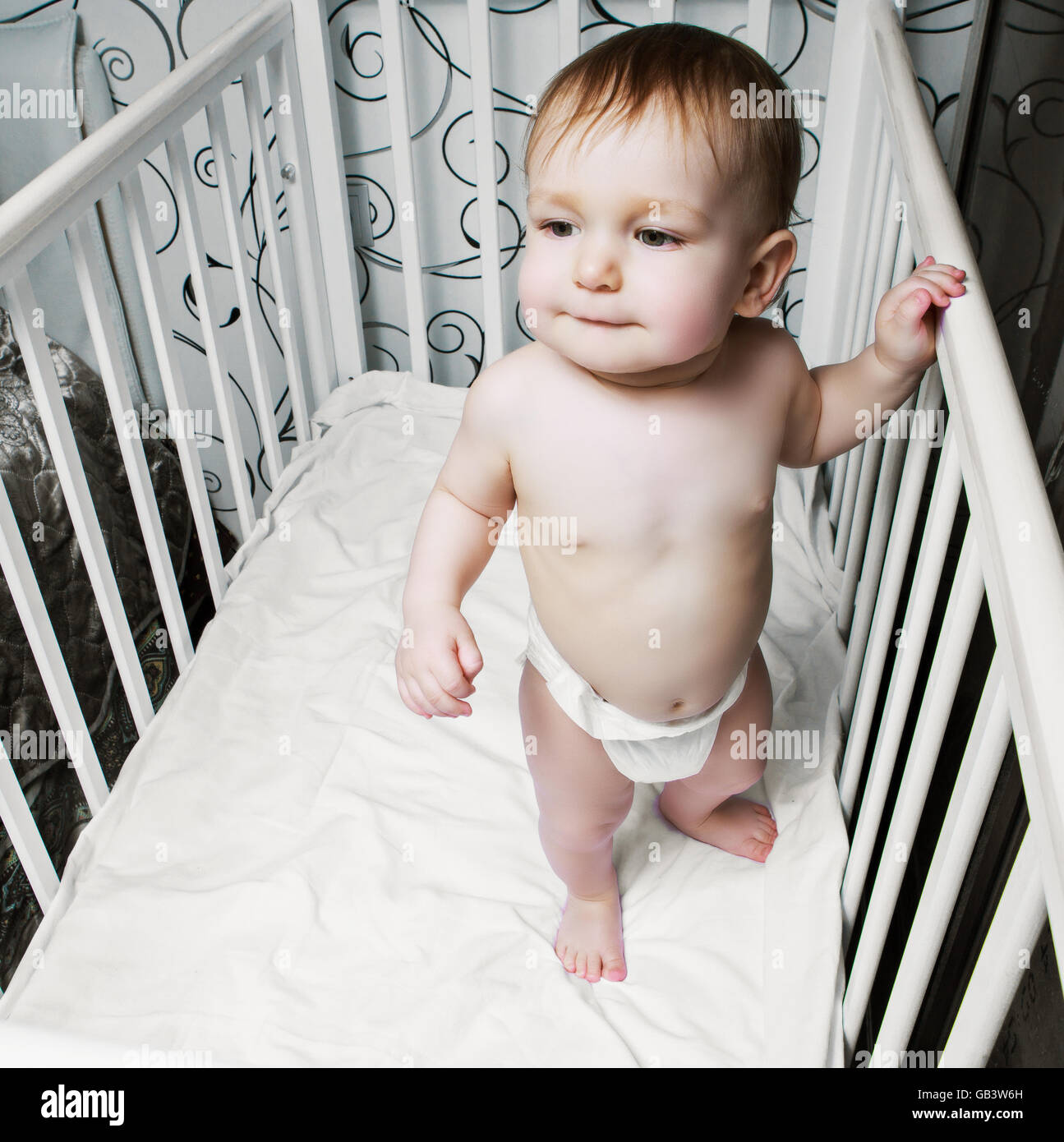 Bebe Garcon Portant Des Couches Au Lit A La Maison Photo Stock Alamy