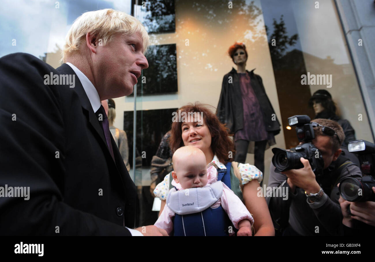 Le maire de Londres Boris Johnson consulte des acheteurs à la station de métro High Street Kensington à l'ouest de Londres où il a commencé une période de consultation sur l'avenir de l'extension ouest de la congestion charge. Banque D'Images