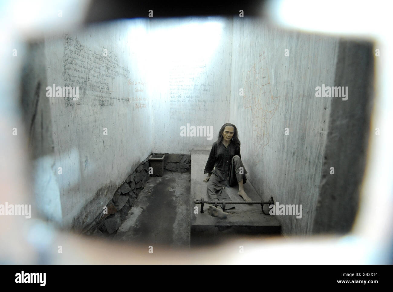 Reconstruction d'une cellule communément appelée cage de tigre dans le musée des vestiges de guerre de Ho Chi Minh ville, Vietnam.Les cages à tigre étaient des cellules spéciales pour la détention de prisonniers politiques et pendant la saison chaude, entre cinq et quatorze personnes étaient conservées dans une seule cellule. Banque D'Images