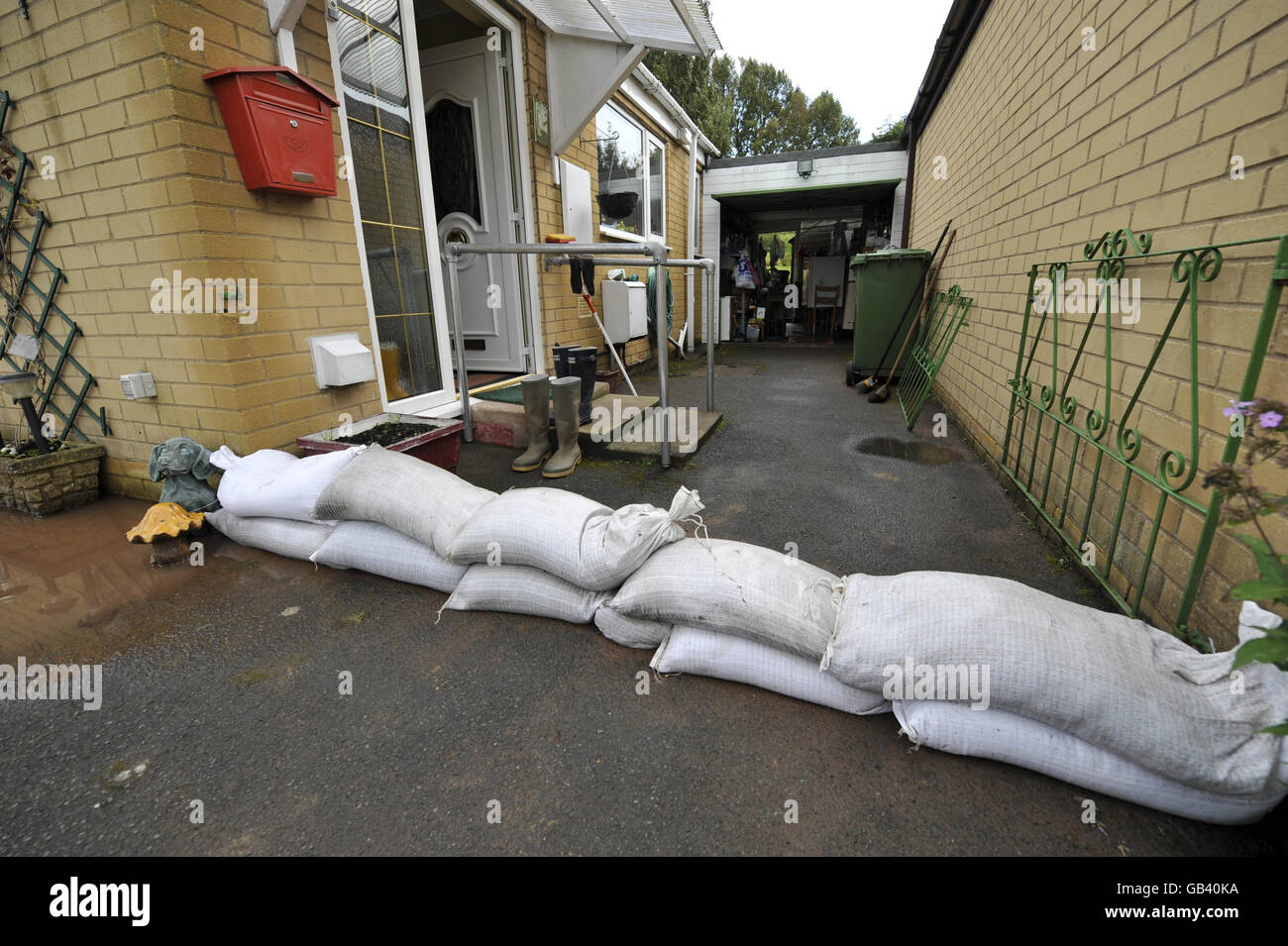 La scène à Lakeside Avenue, Lydney, Gloucestershire, après que les maisons ont été inondées pendant la nuit et ce matin. Banque D'Images
