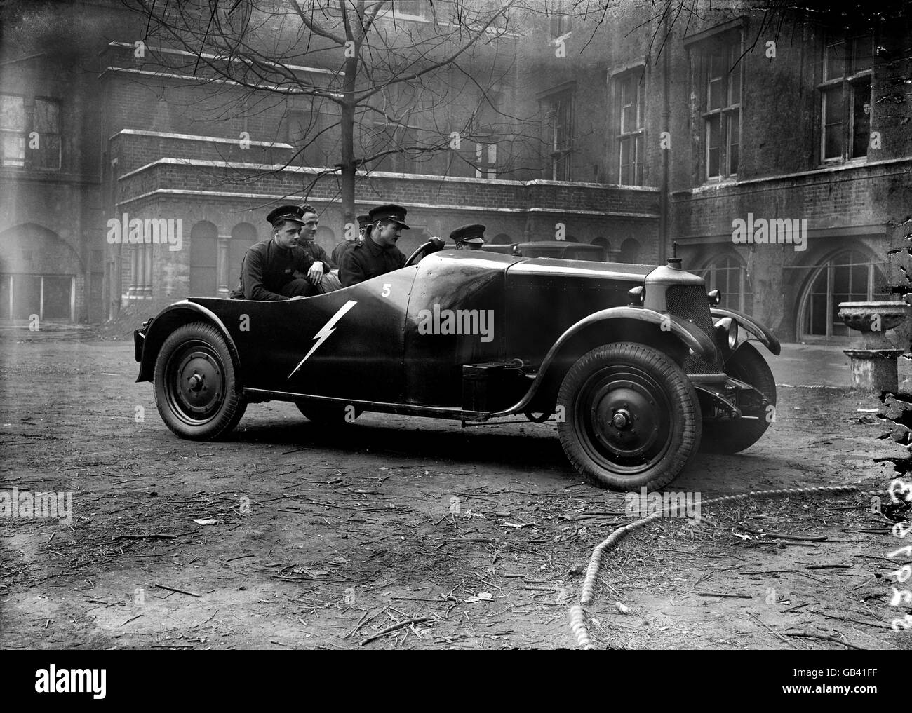 Politique, fascisme britannique. Les fascistes britanniques dans une voiture portant leur insigne Banque D'Images