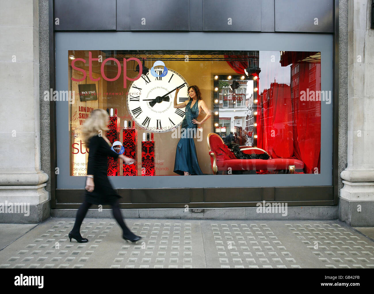 Marie Helvin pose dans la fenêtre du grand magasin de Selfridge sur Oxford St, Londres, pour promouvoir le renouvellement de la peau dispositif 'STOP'. Banque D'Images