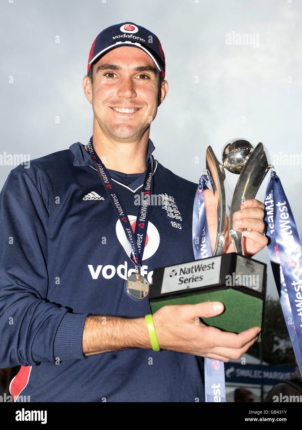 Kevin Pietersen, en Angleterre, célèbre avec le NatWest Series Trophy Banque D'Images