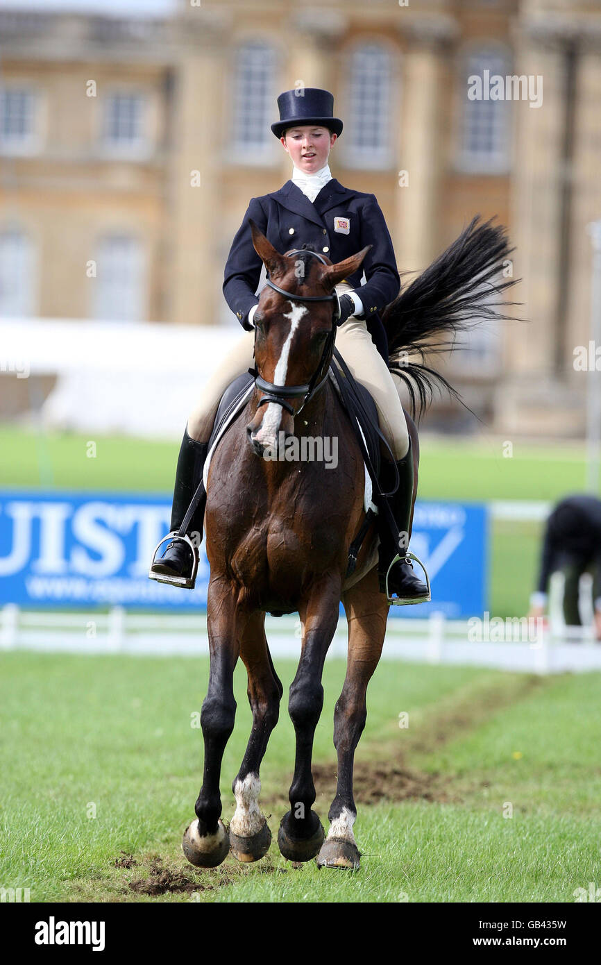 Georgie Spence, en Grande-Bretagne, fait le tour de Song for Gull le premier jour de dressage lors des épreuves hippiques internationales de Blenheim, au Palais de Blenheim, à Woodstock. Banque D'Images