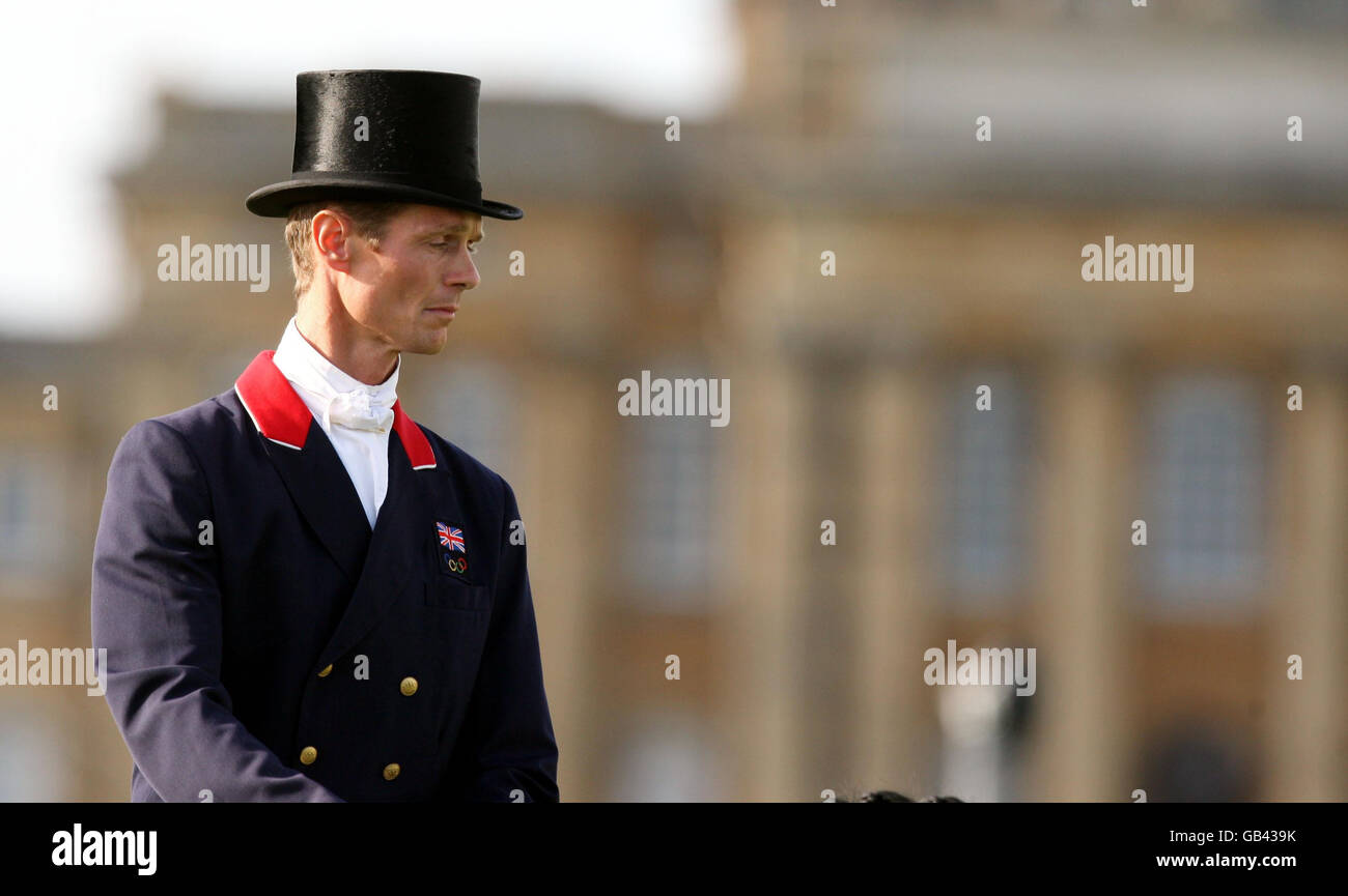 William Fox-Pitt, en Grande-Bretagne, fait le tour de Kaléidoscope le premier jour de dressage lors des épreuves hippiques internationales de Blenheim, au Palais de Blenheim, à Woodstock. Banque D'Images