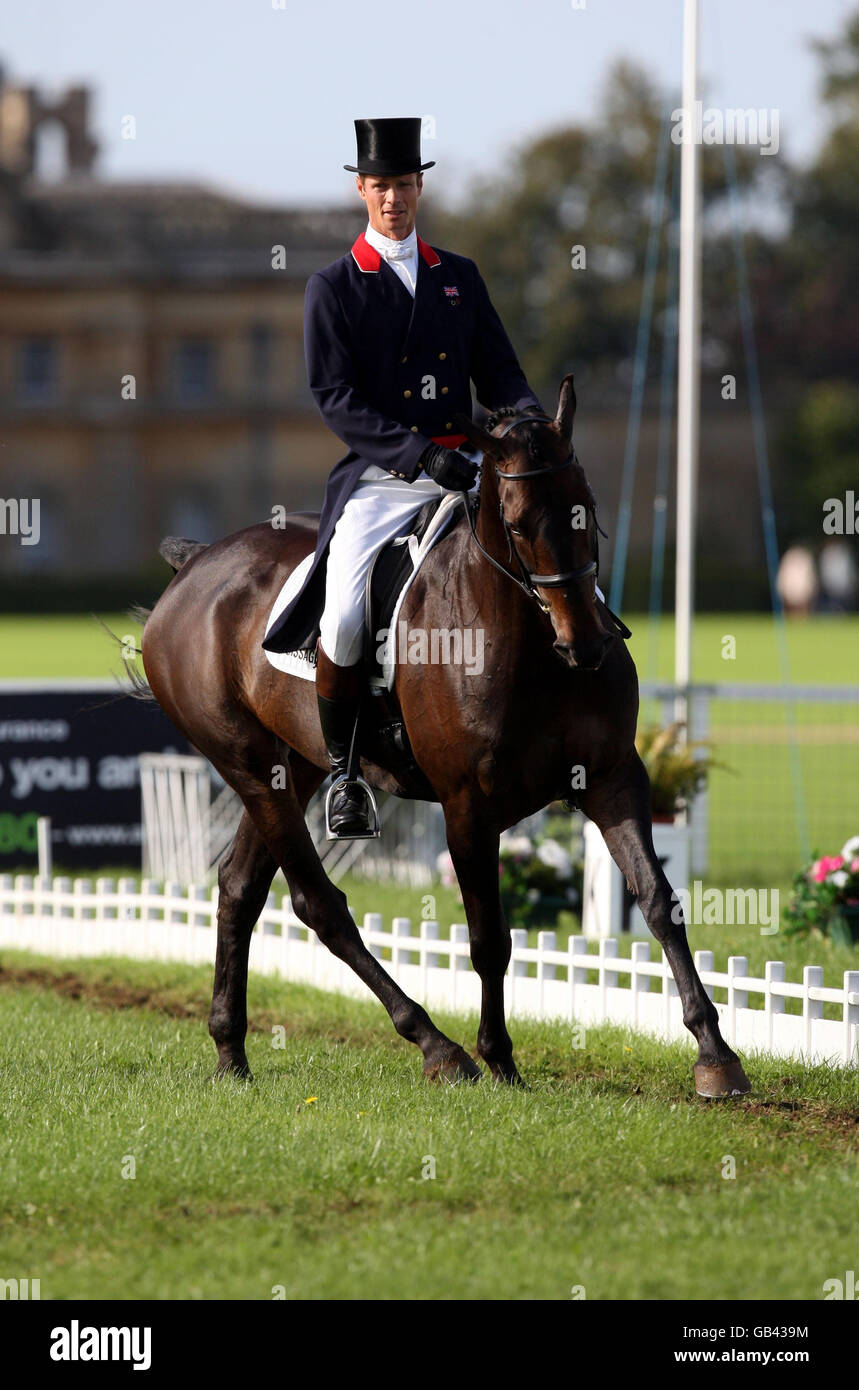 William Fox-Pitt, en Grande-Bretagne, fait le tour de Kaléidoscope le premier jour de dressage lors des épreuves hippiques internationales de Blenheim, au Palais de Blenheim, à Woodstock. Banque D'Images
