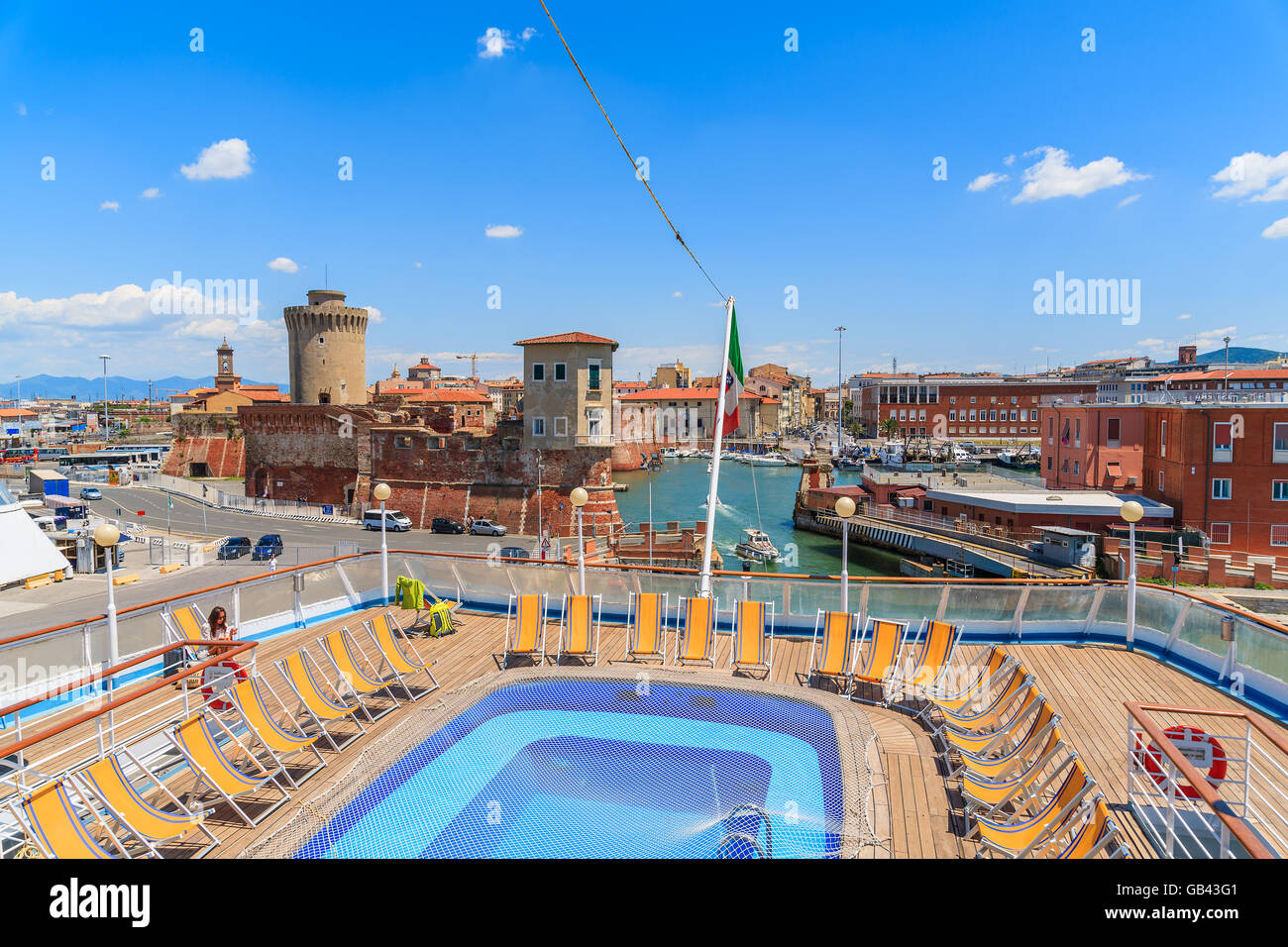 PORT DE Livourne, Italie - 21 juin 2015 : piscine sur le bateau Corsica Ferries Sardinia Regina amarre en Livourne port juste avant de Banque D'Images