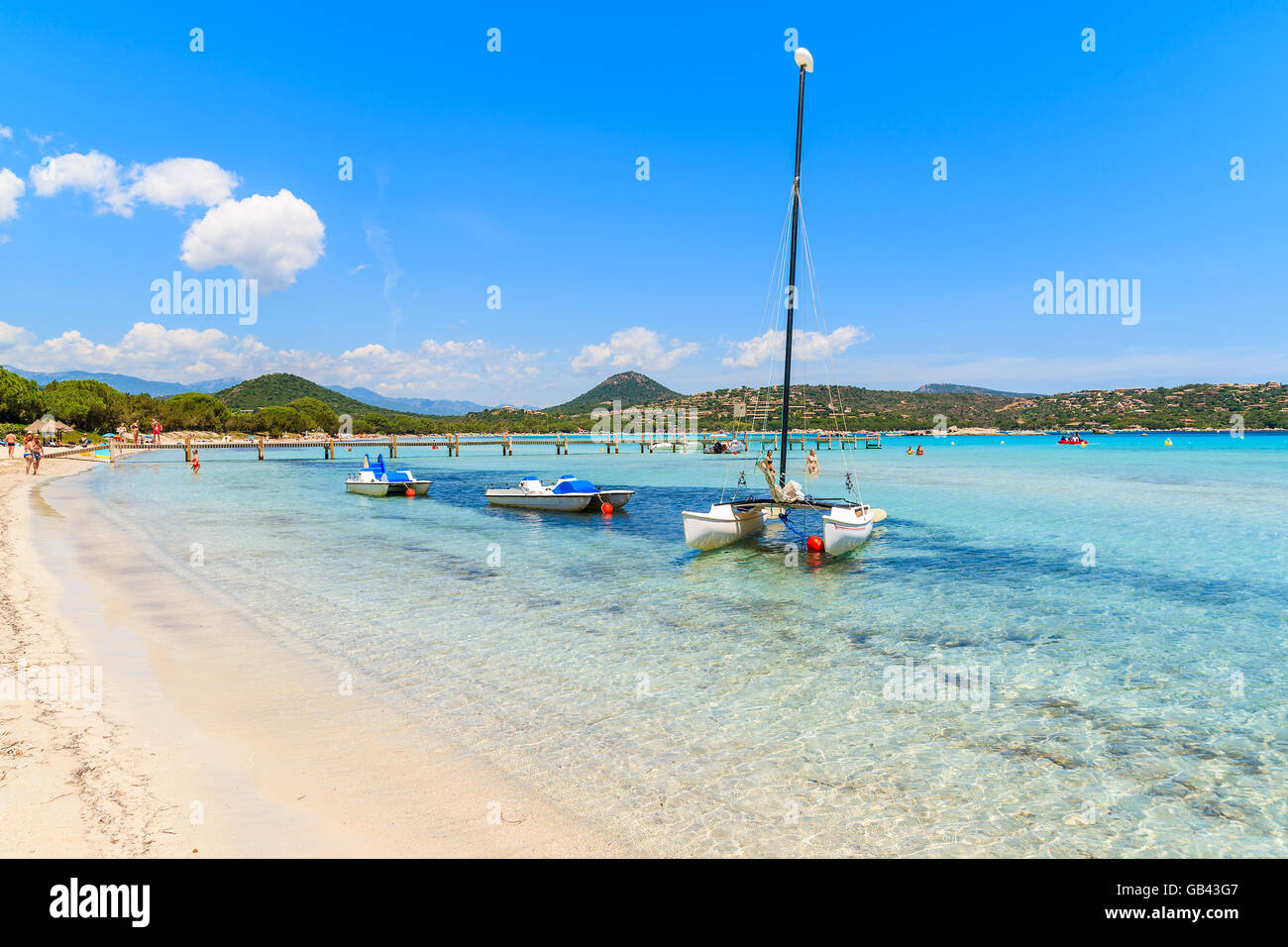 Voile bateau sur l'eau de mer turquoise de la plage de Santa giulia, Corse, France Banque D'Images