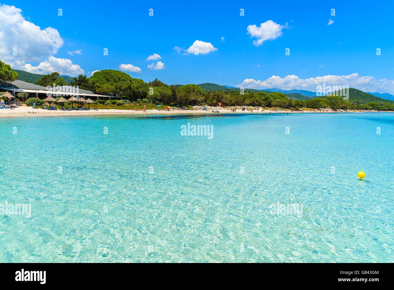 Une vue de la plage de Santa Giulia avec crystal clear mer turquoise de l'eau, Corse, France Banque D'Images