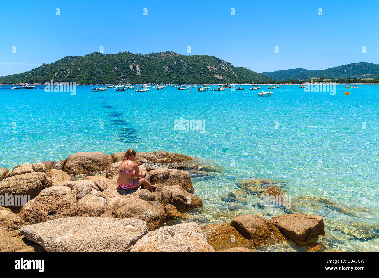 Jeune femme de détente sur la plage de Santa giulia, Corse, France Banque D'Images