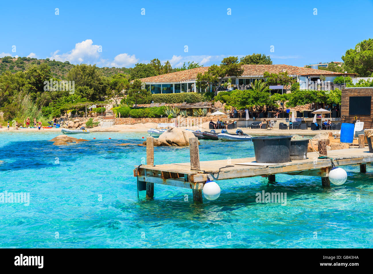 Jetée en bois et d'azur de l'eau de mer de la plage de Santa giulia, Corse, France Banque D'Images