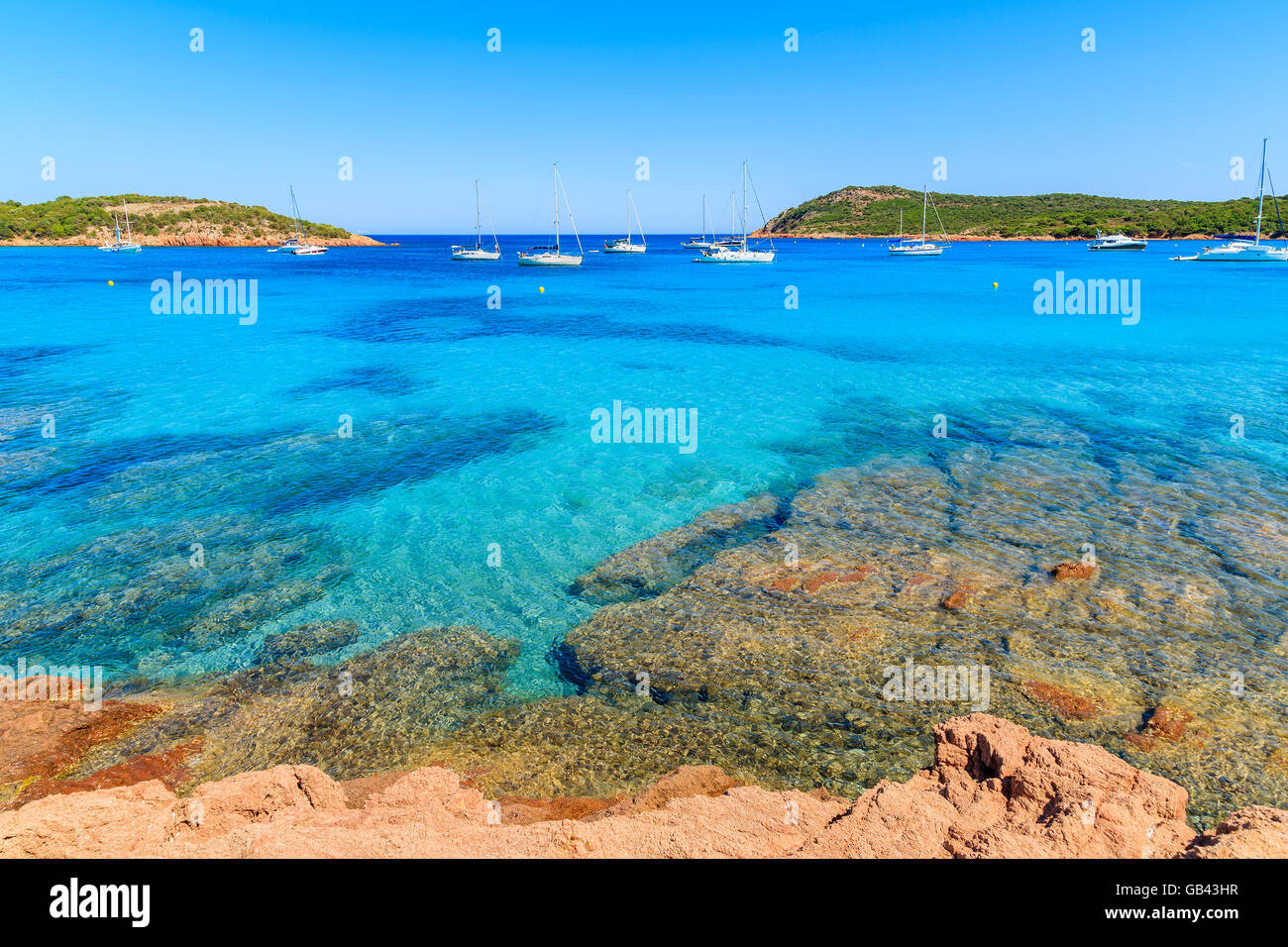 Belle côte de l'île de Corse avec azure clair comme de l'eau de mer, France Banque D'Images