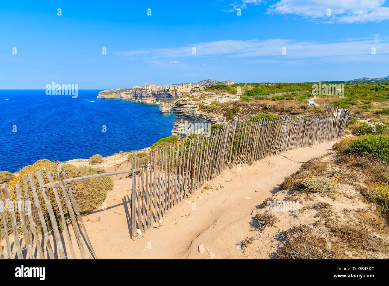 Sentier du littoral à Bonifacio vieille ville construite sur une falaise au-dessus de la mer, Corse, France Banque D'Images