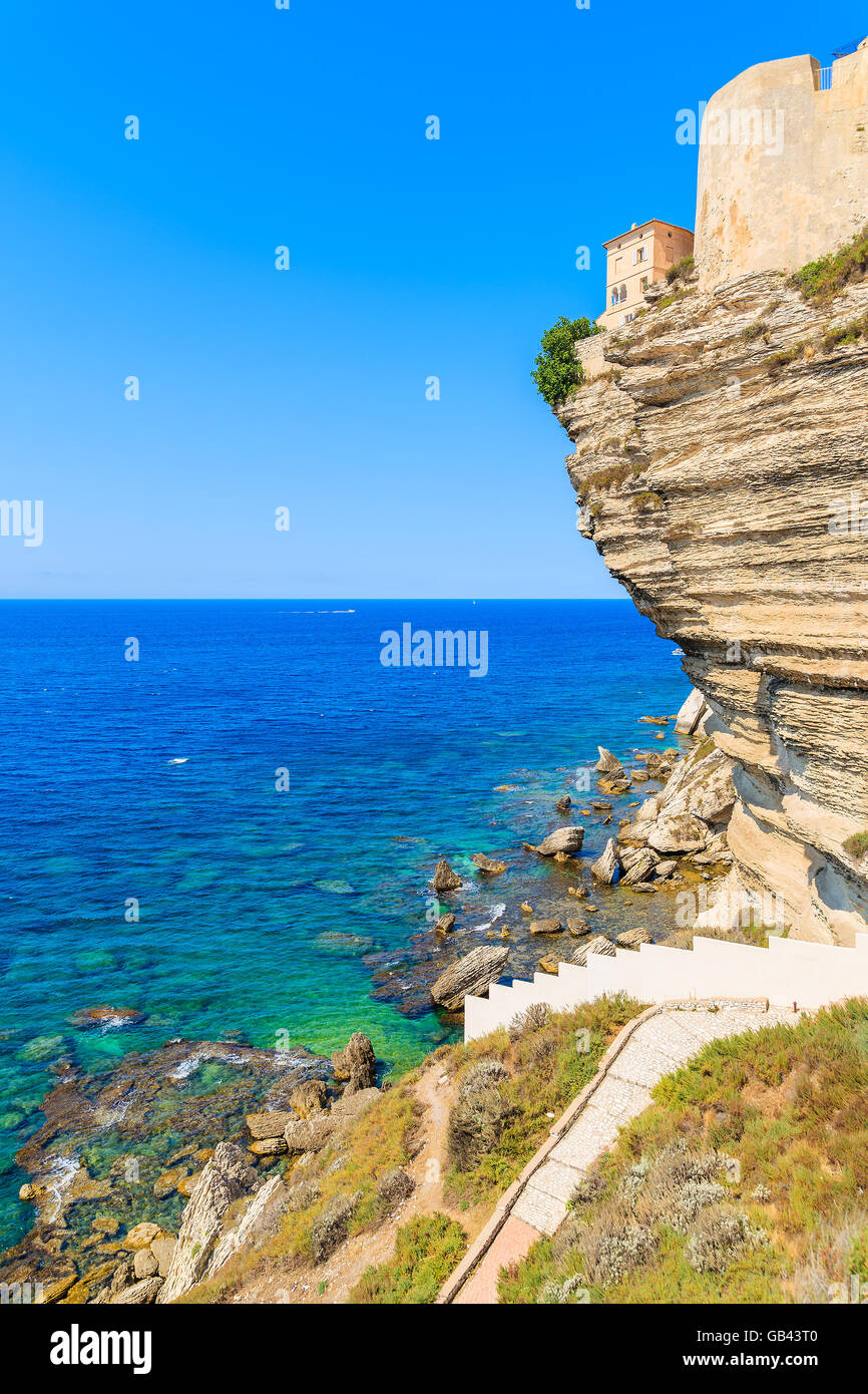 Sentier du littoral le long de la mer et vue sur la ville haute falaise de Bonifacio, Corse, île de France Banque D'Images