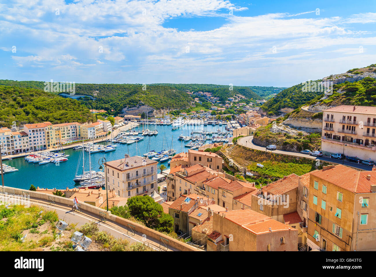 Une vue sur le port et la vieille ville de Bonifacio, Corse, France Banque D'Images