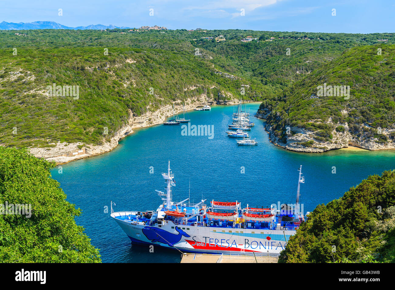 Corse, FRANCE - JUN 23, 2015 : ferry boat dans le port de Bonifacio en attente de sa croisière quotidienne à Santa Teresa - port sur neigh Banque D'Images